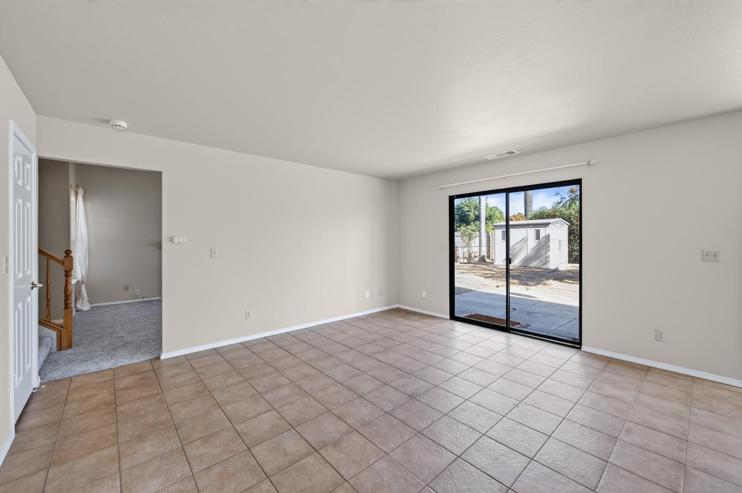 571 W Pat Dr, Clovis, CA 93612