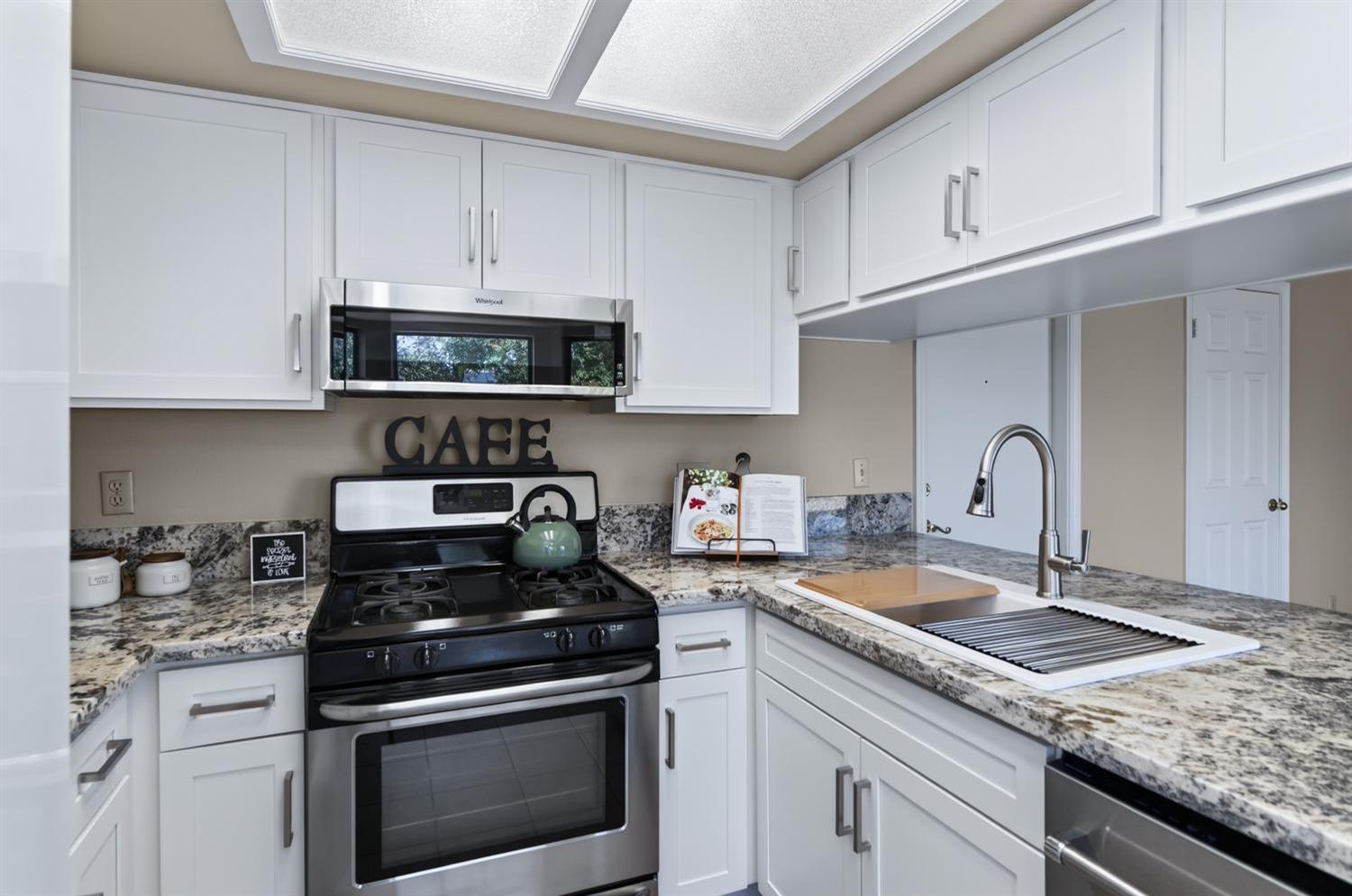 571 W Pat Dr, Clovis, CA 93612