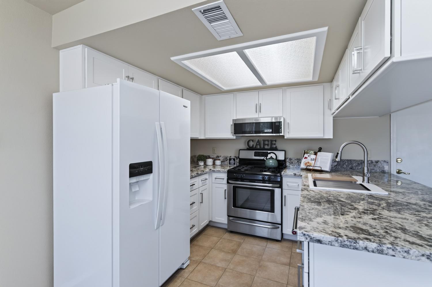 571 W Pat Dr, Clovis, CA 93612