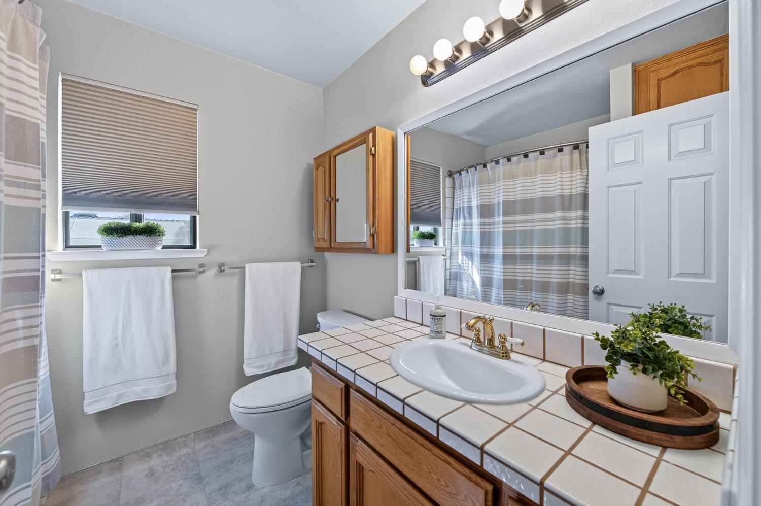 571 W Pat Dr, Clovis, CA 93612