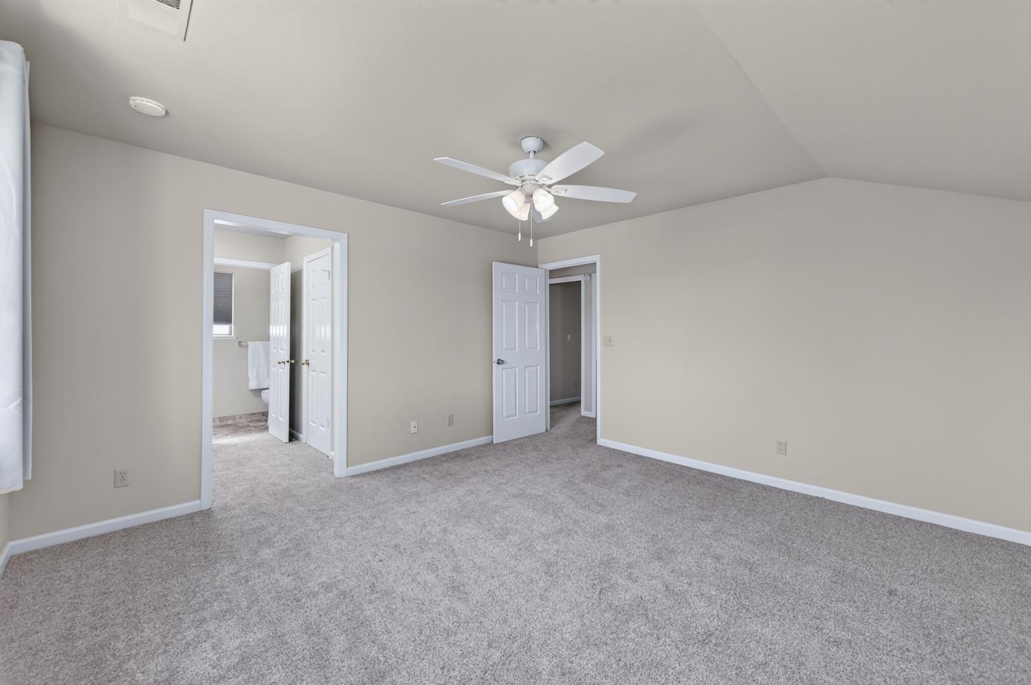 571 W Pat Dr, Clovis, CA 93612