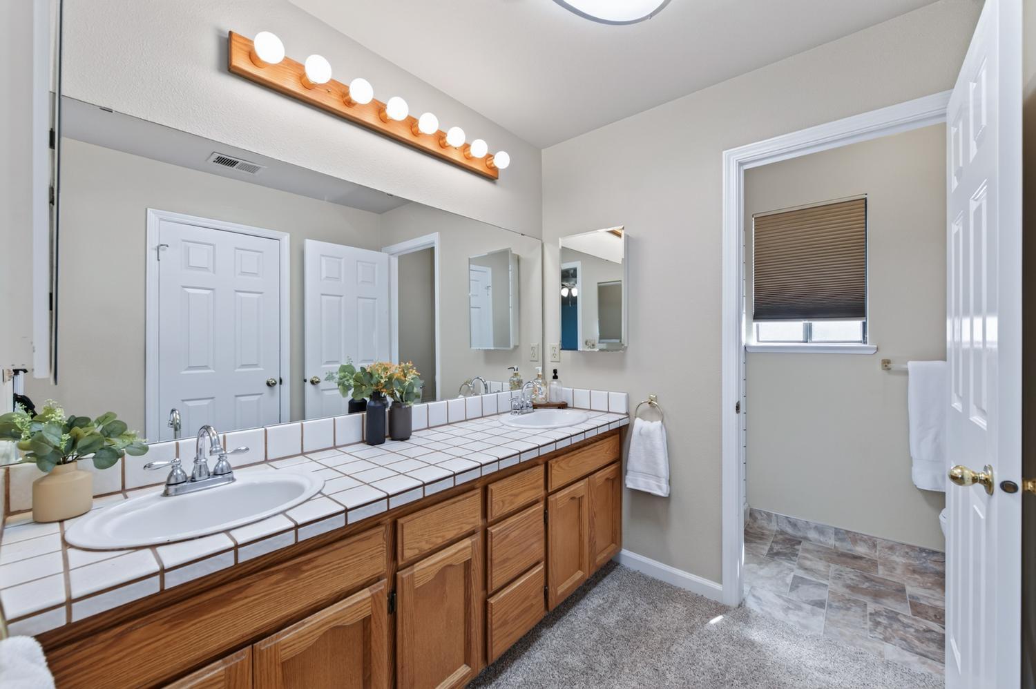 571 W Pat Dr, Clovis, CA 93612