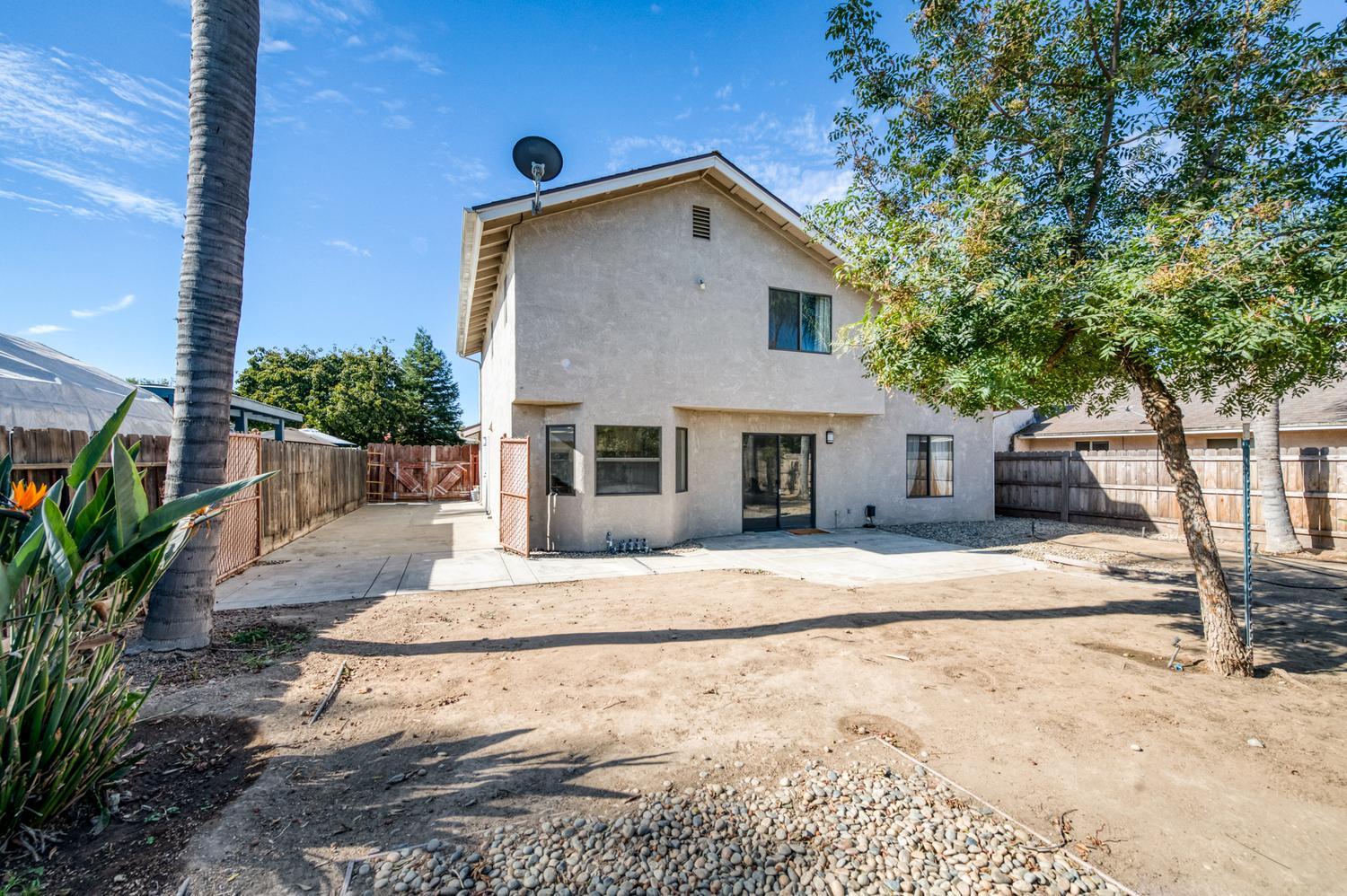 571 W Pat Dr, Clovis, CA 93612