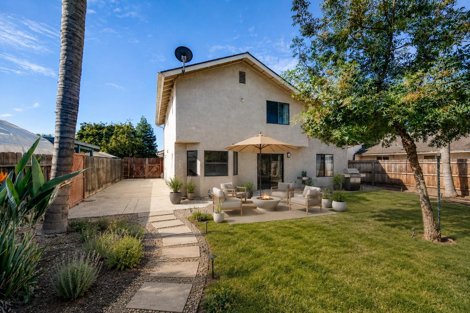 571 W Pat Dr, Clovis, CA 93612