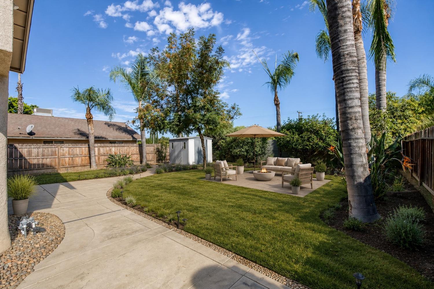 571 W Pat Dr, Clovis, CA 93612