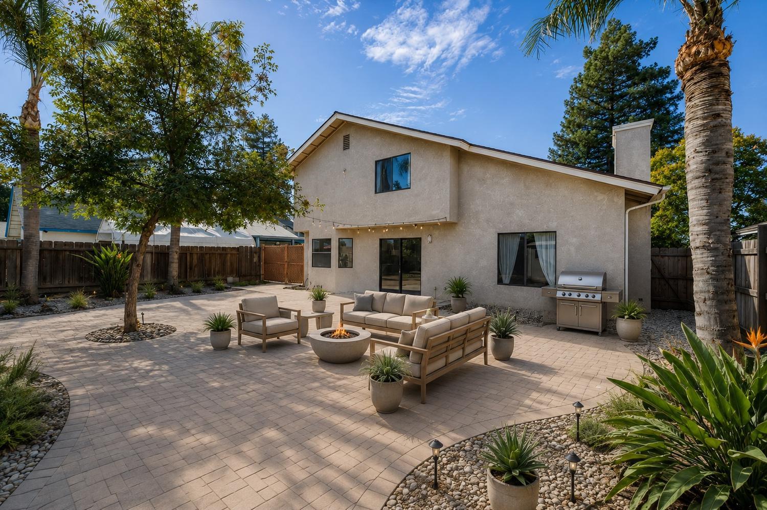 571 W Pat Dr, Clovis, CA 93612