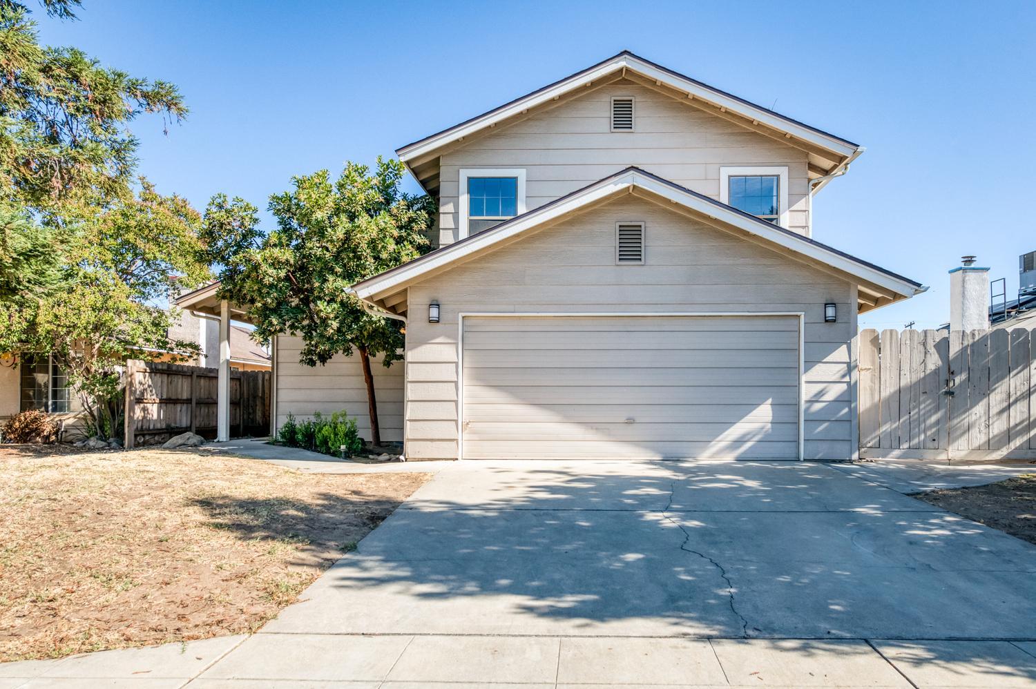 571 W Pat Dr, Clovis, CA 93612