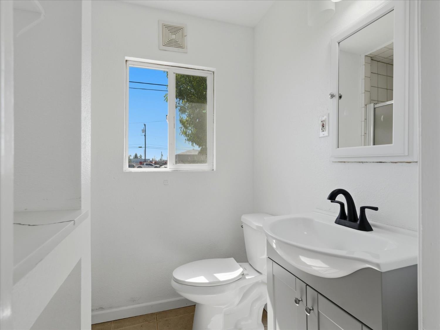65 E Calimyrna Ave, Fresno, CA 93710