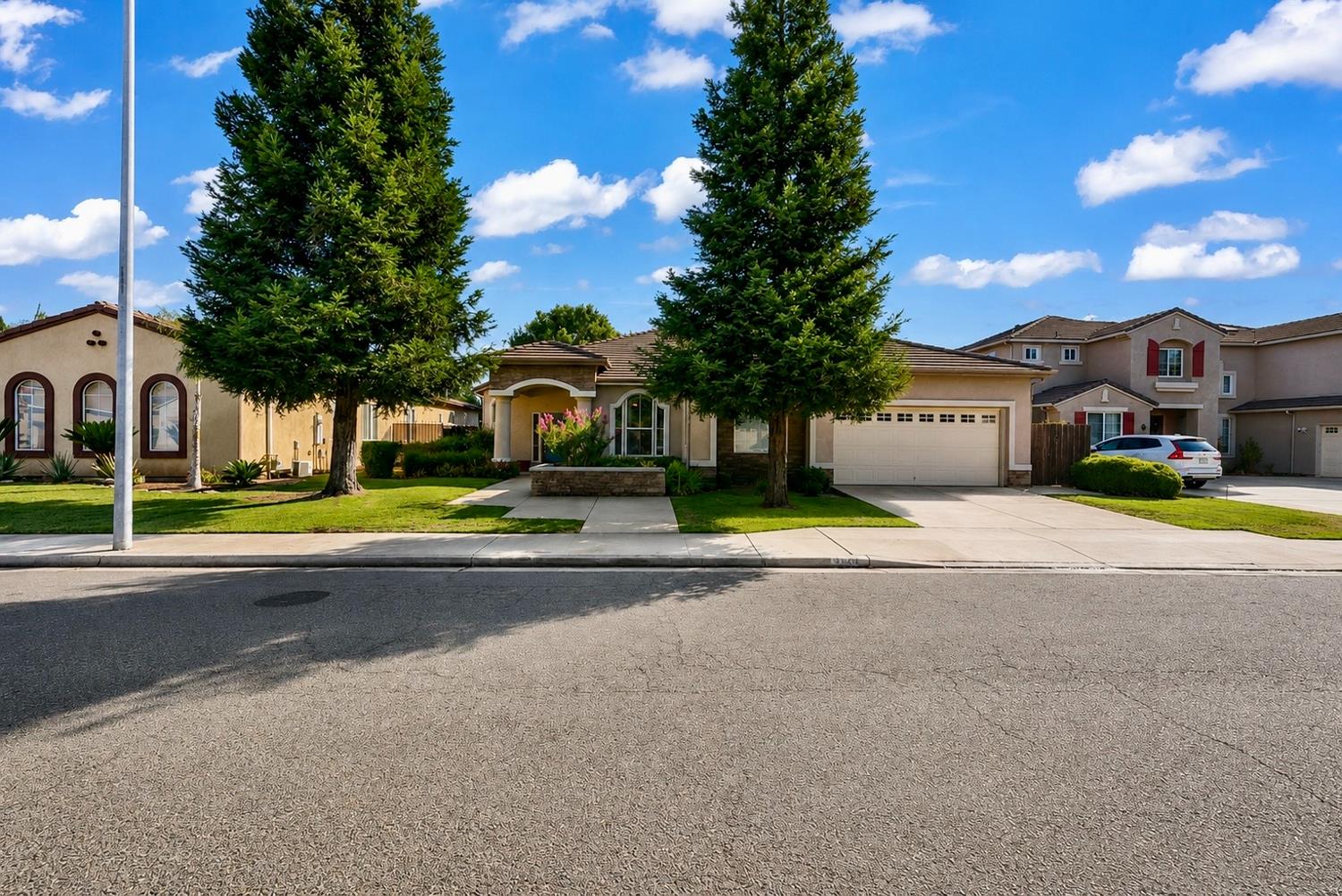 9514 N Larkspur Ave, Fresno, CA 93720