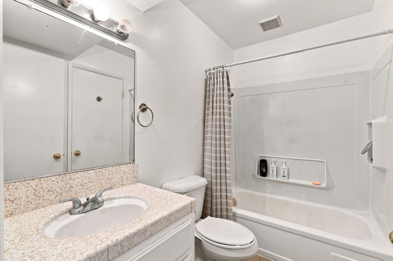 7166 N Fruit #121, Fresno, CA 93711
