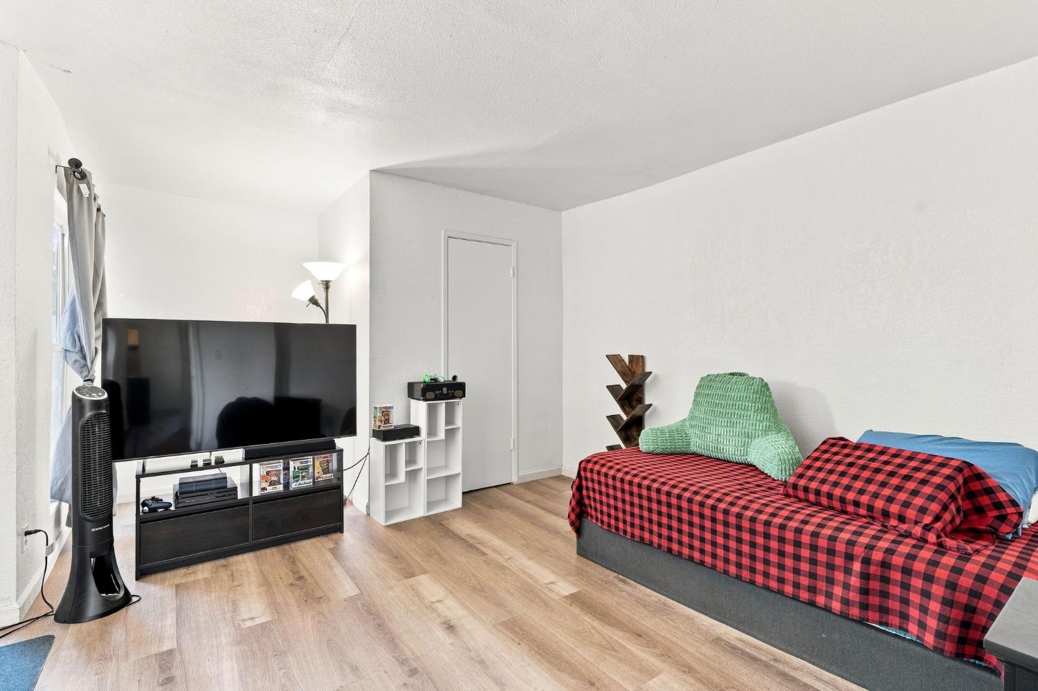 7166 N Fruit #121, Fresno, CA 93711