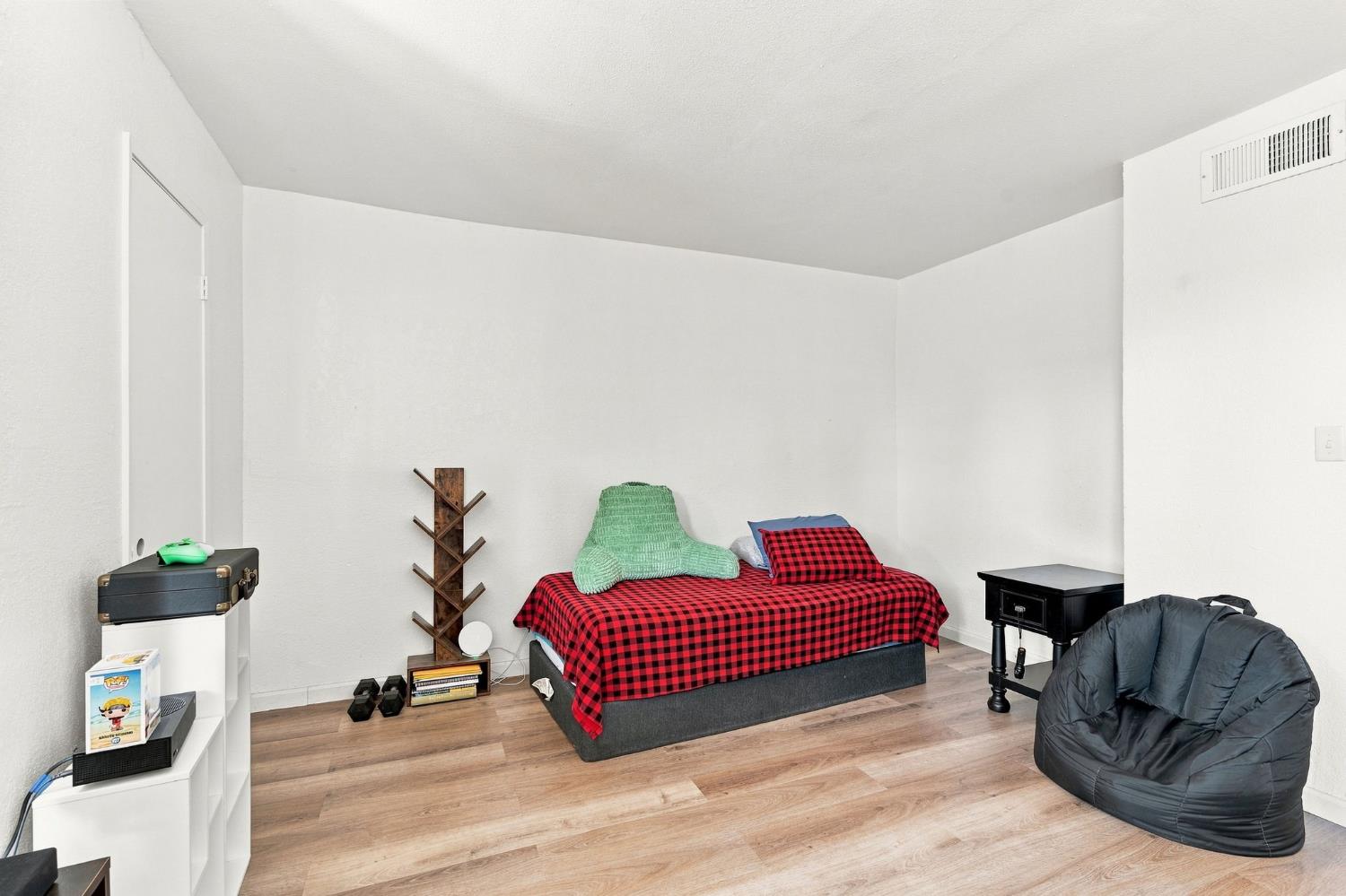 7166 N Fruit #121, Fresno, CA 93711