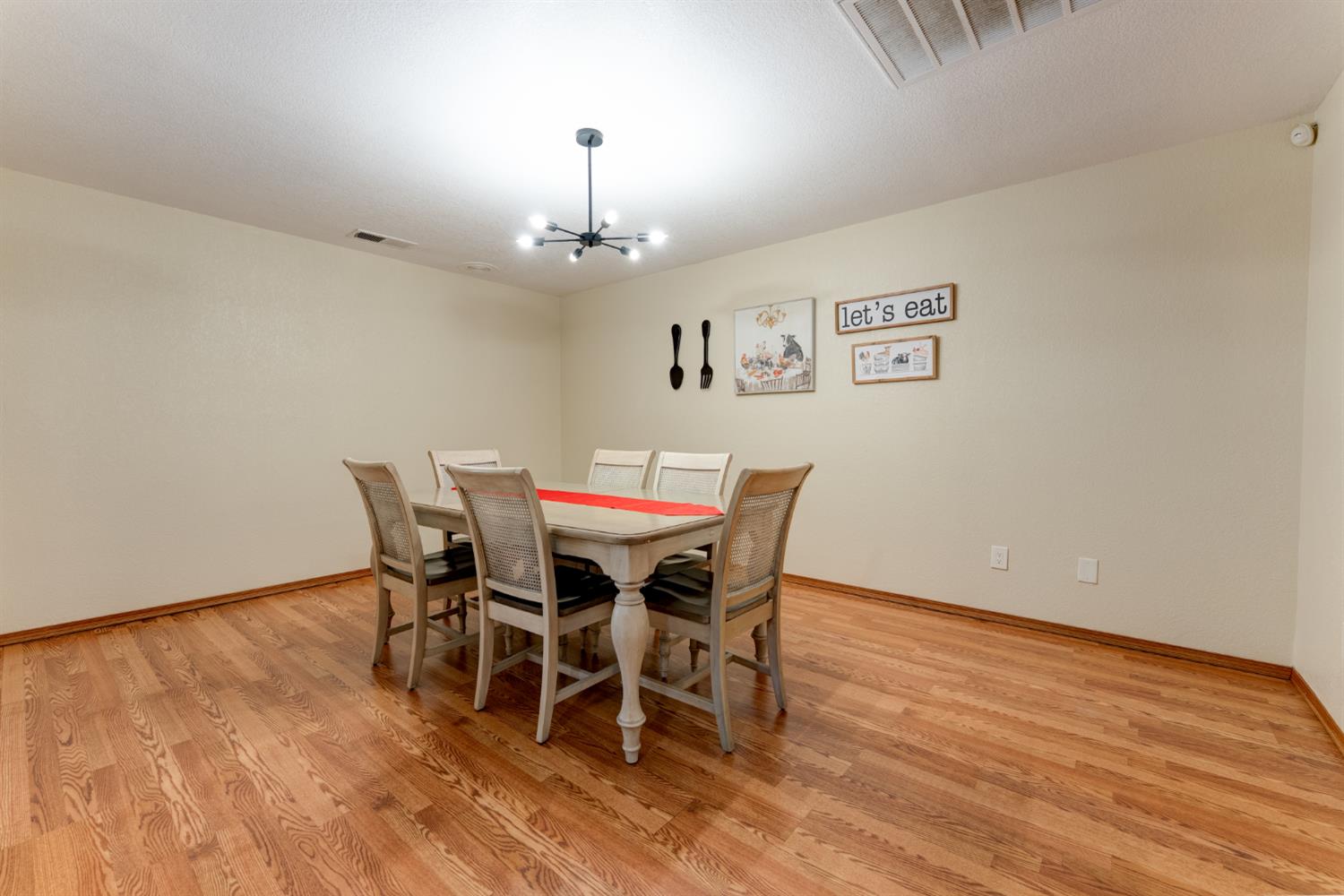 514 Balmoral Dr, Porterville, CA 93257