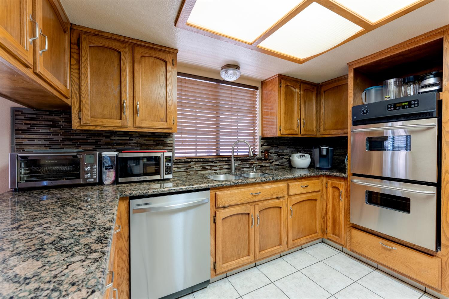 514 Balmoral Dr, Porterville, CA 93257