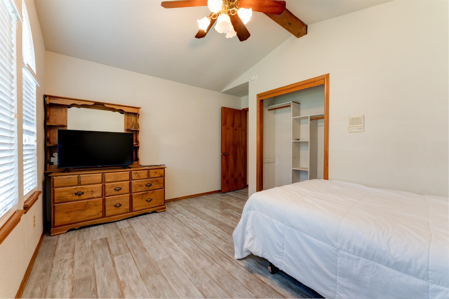 514 Balmoral Dr, Porterville, CA 93257