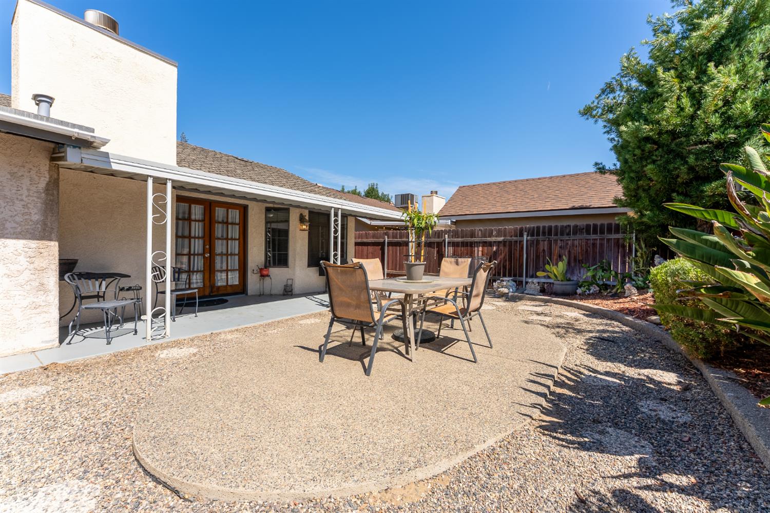 514 Balmoral Dr, Porterville, CA 93257