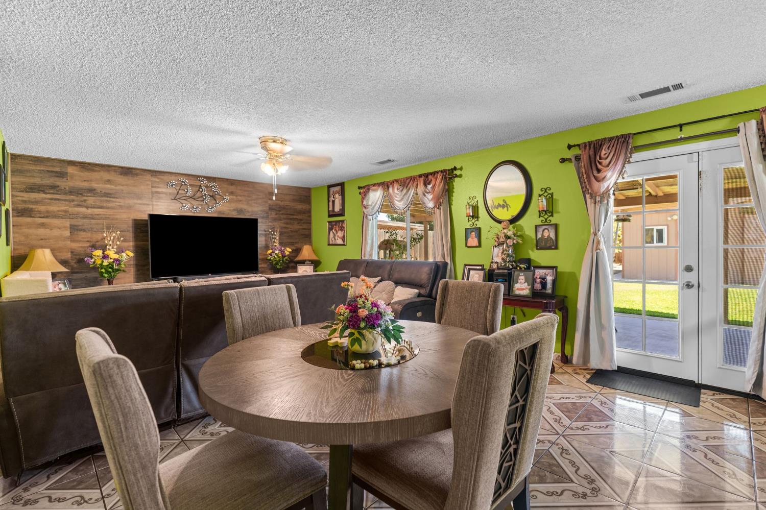 545 Manor Ave, Hanford, CA 93230