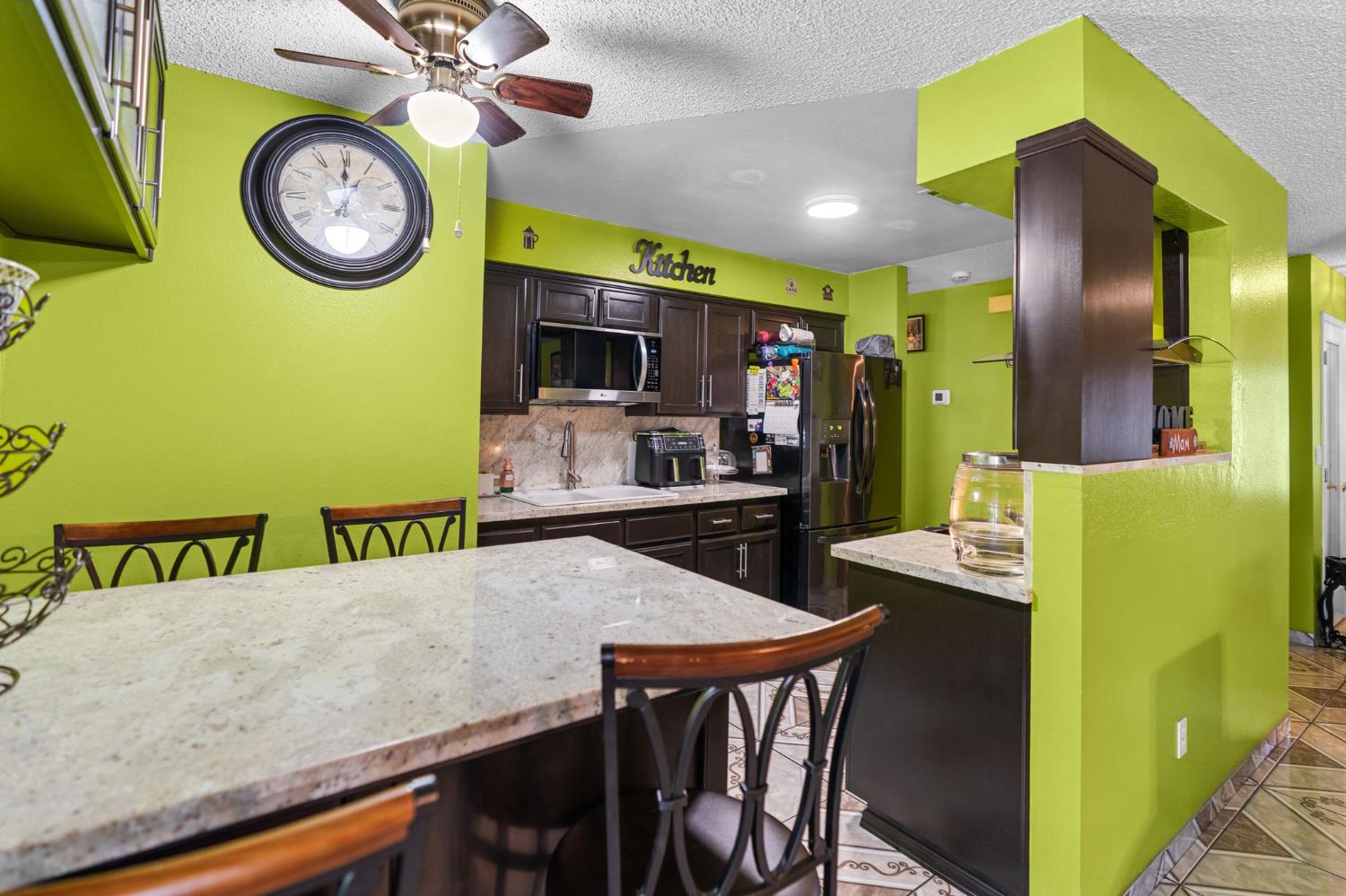 545 Manor Ave, Hanford, CA 93230