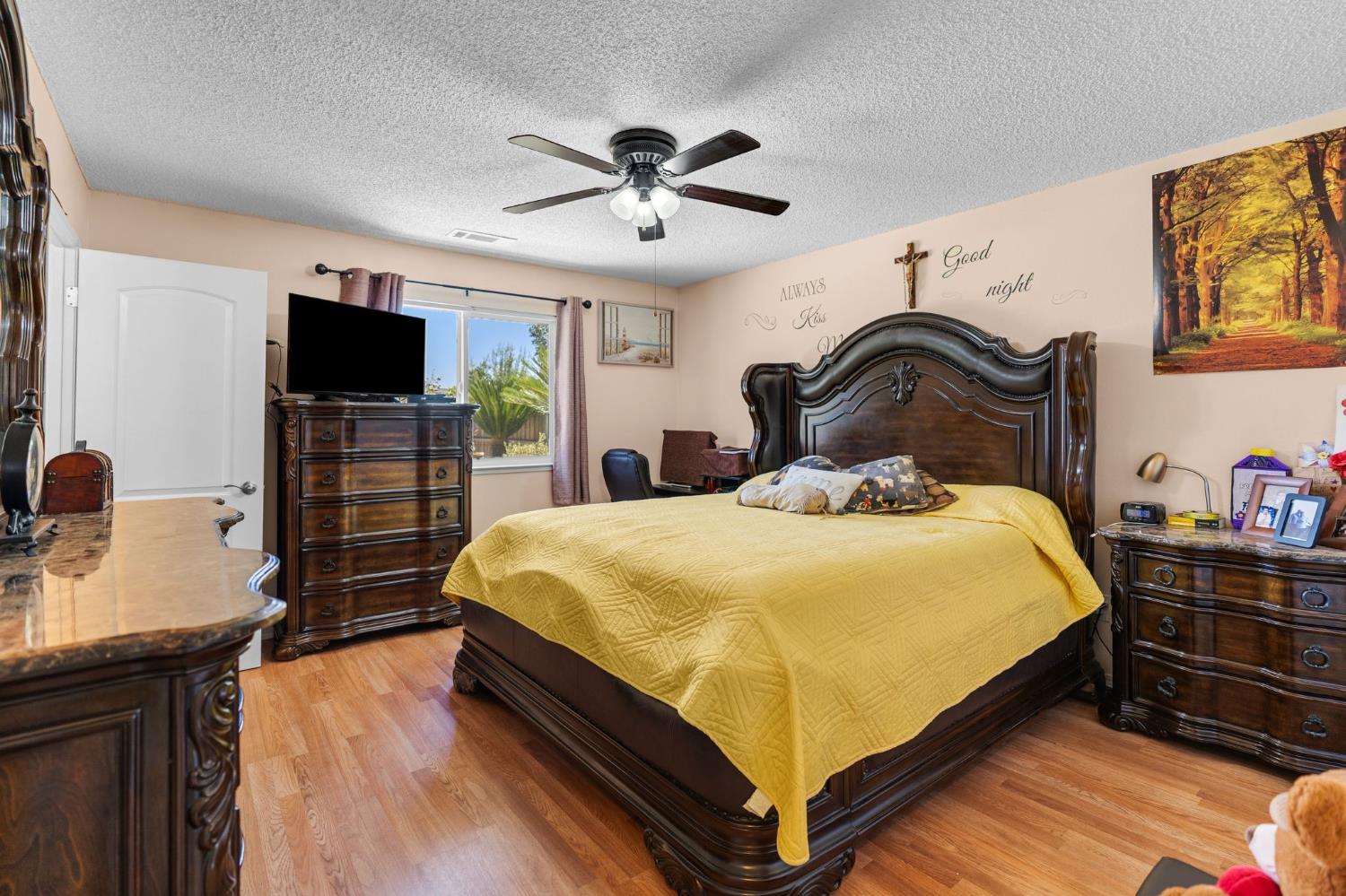 545 Manor Ave, Hanford, CA 93230