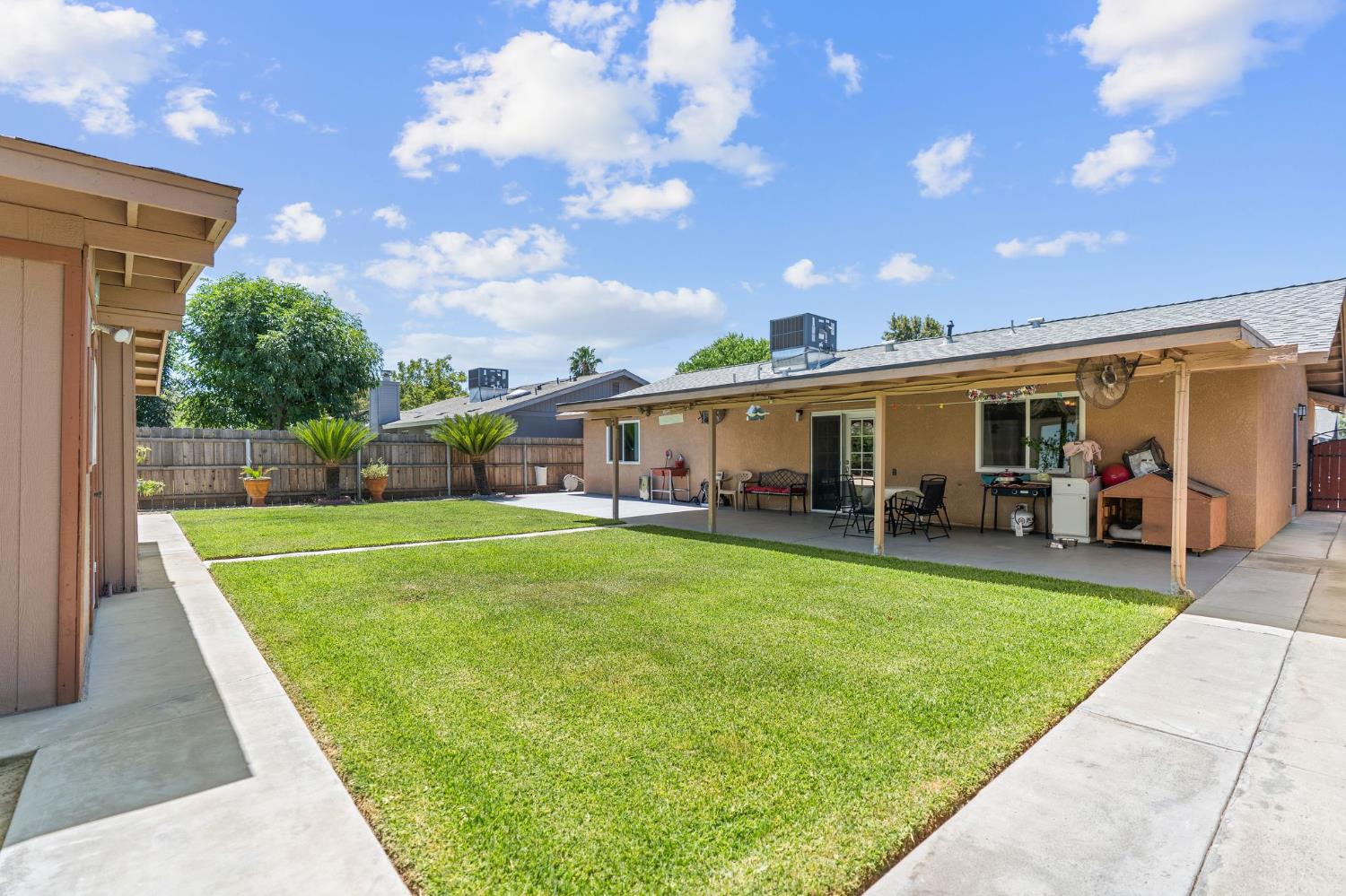 545 Manor Ave, Hanford, CA 93230