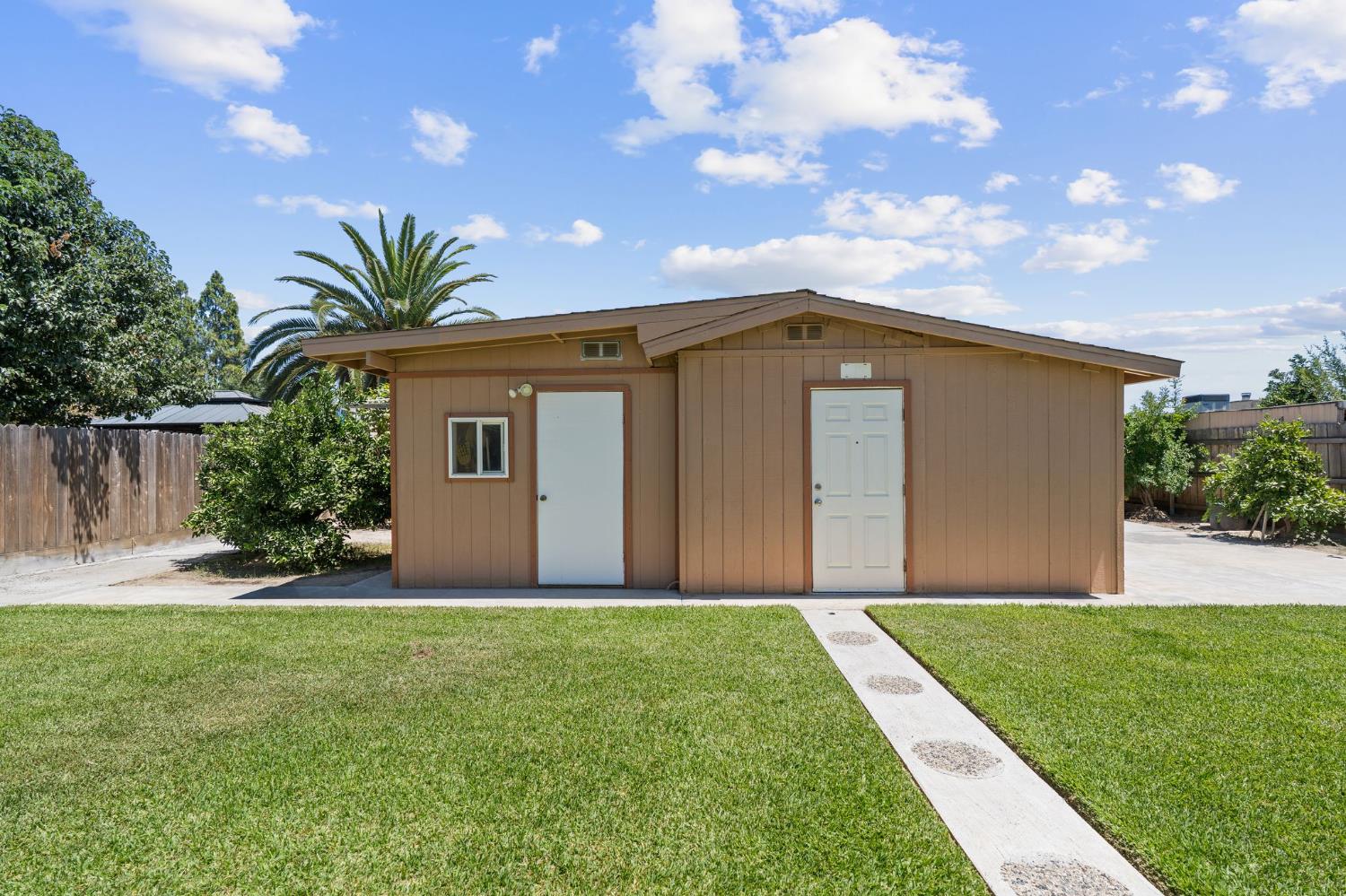 545 Manor Ave, Hanford, CA 93230