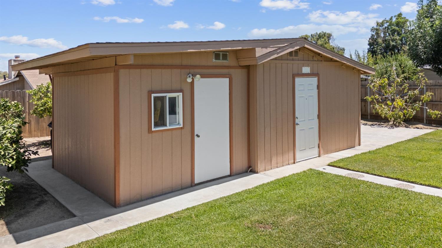 545 Manor Ave, Hanford, CA 93230
