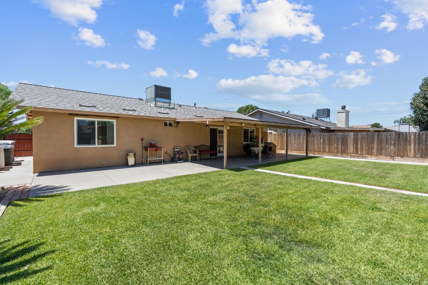 545 Manor Ave, Hanford, CA 93230