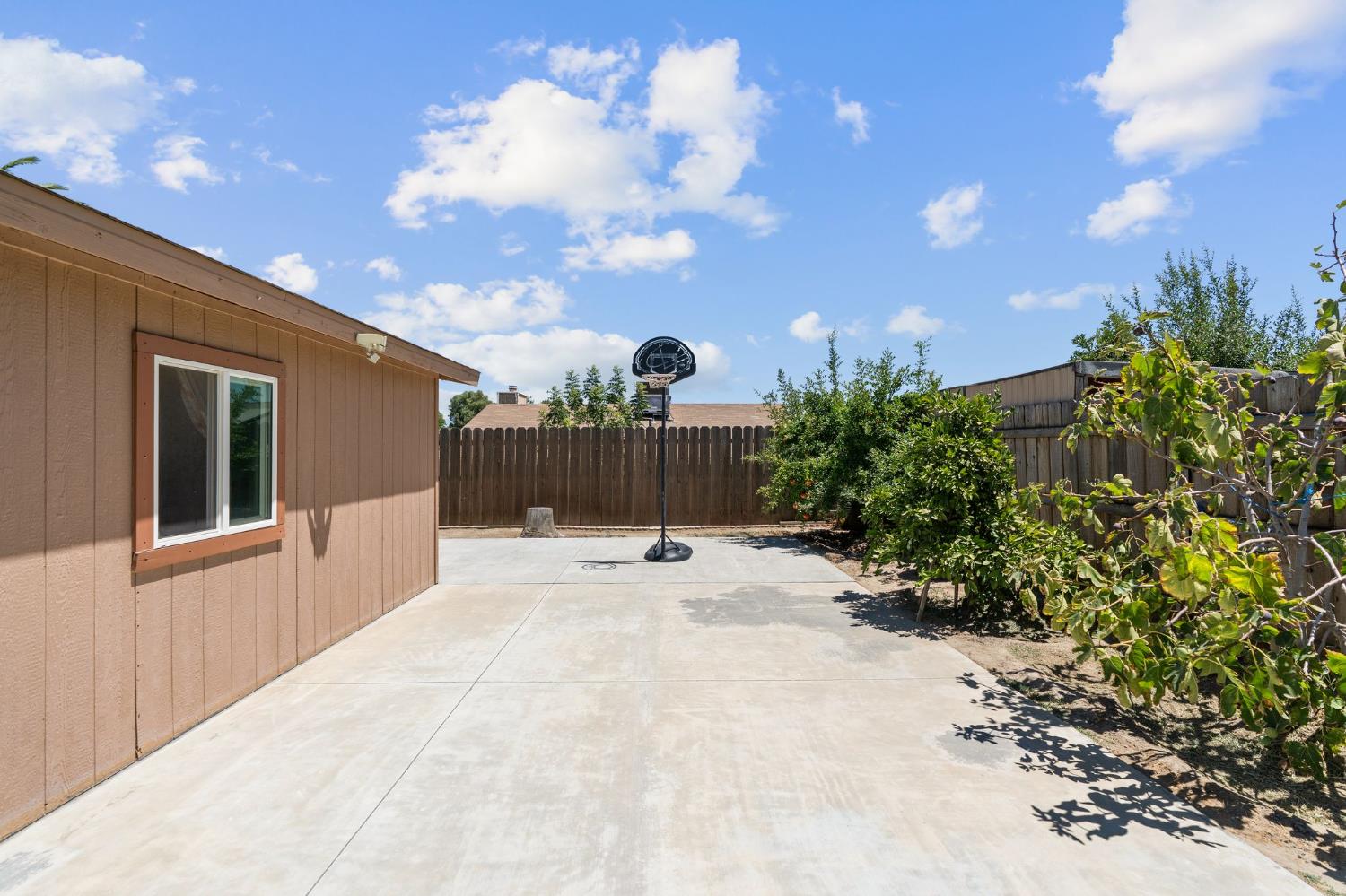 545 Manor Ave, Hanford, CA 93230