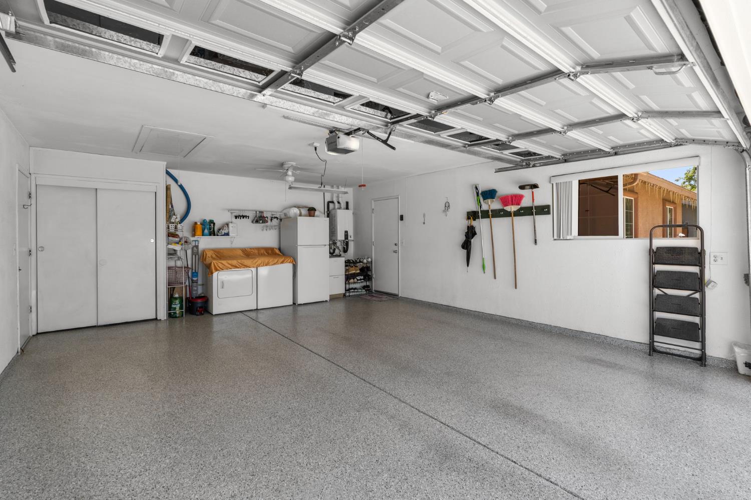 545 Manor Ave, Hanford, CA 93230