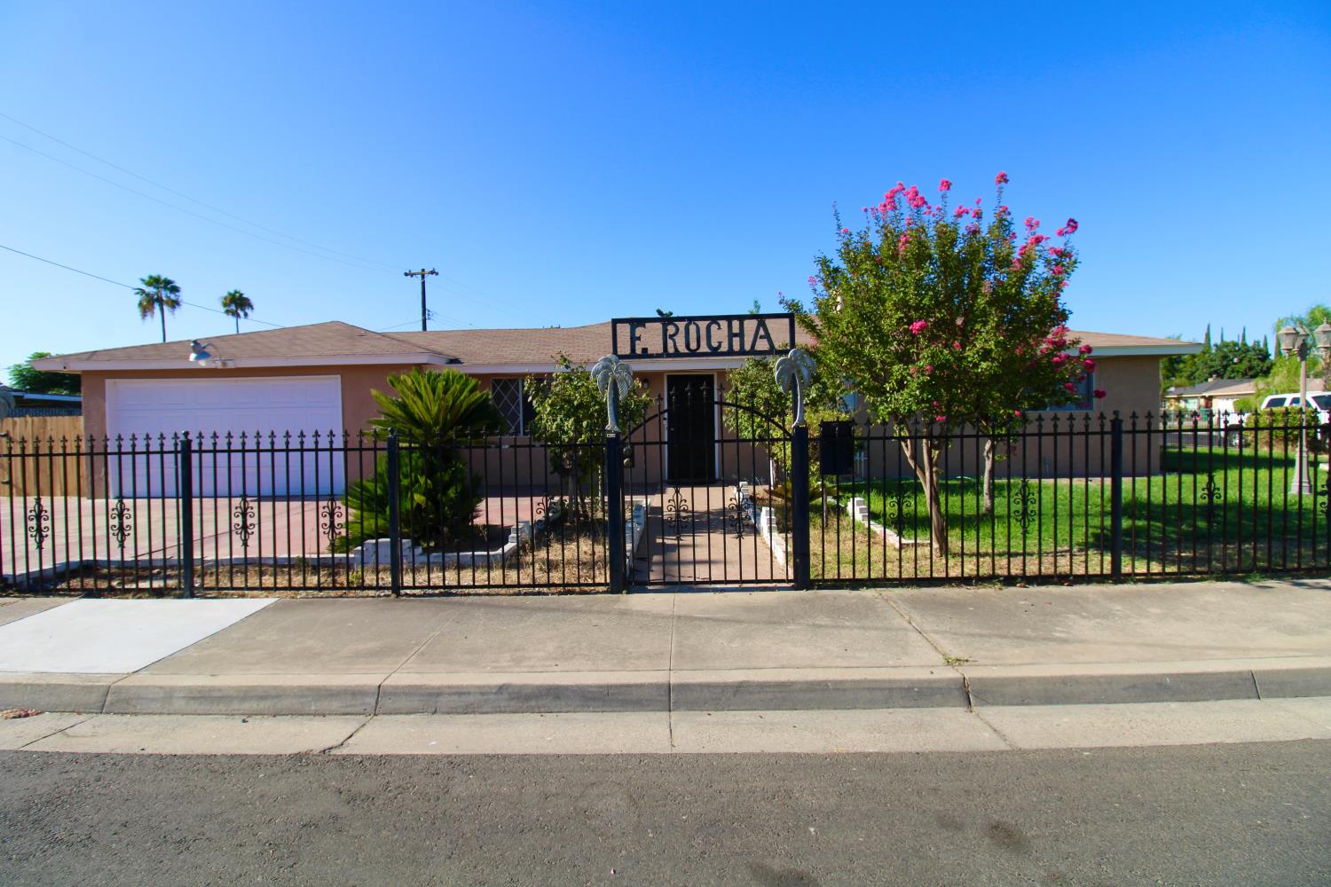 1201 Hume Dr, Sanger, CA 93657