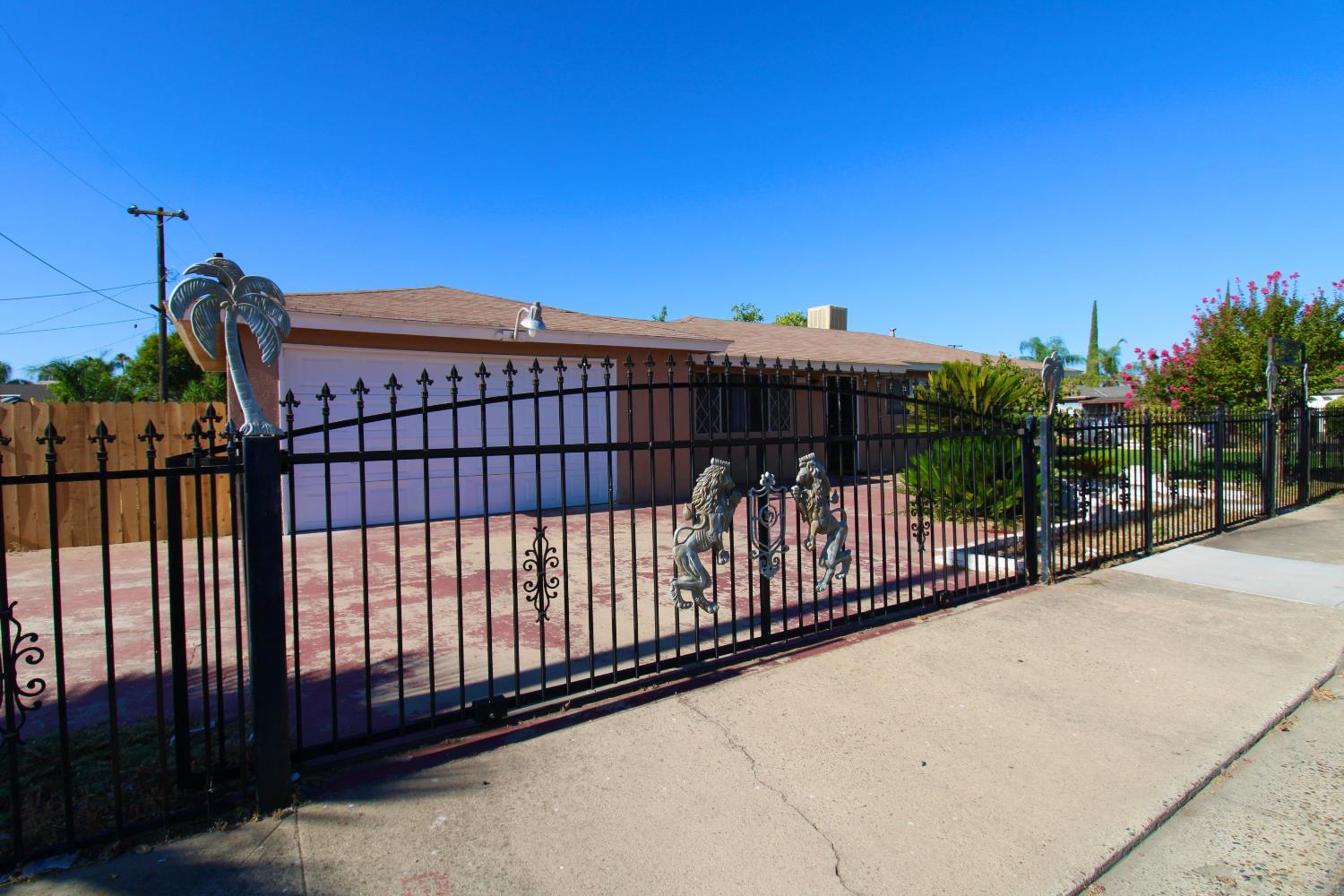 1201 Hume Dr, Sanger, CA 93657