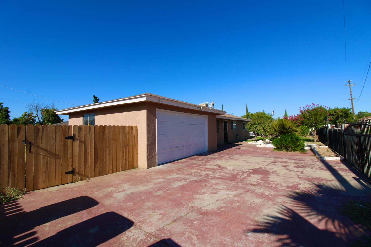 1201 Hume Dr, Sanger, CA 93657