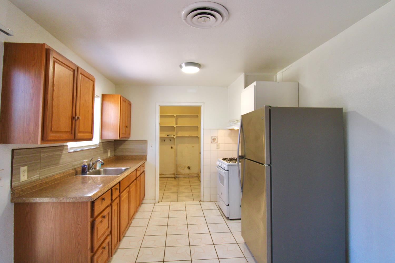 1201 Hume Dr, Sanger, CA 93657