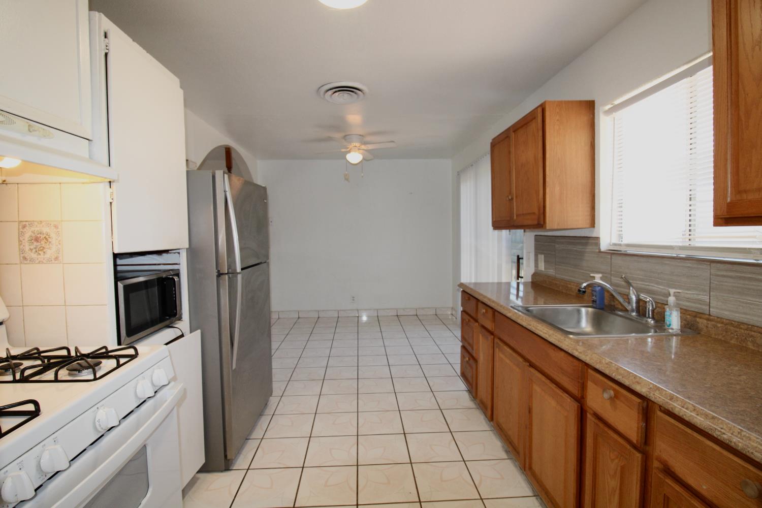 1201 Hume Dr, Sanger, CA 93657