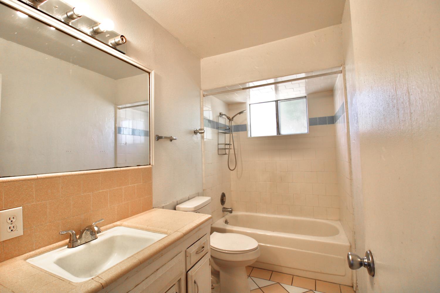 1201 Hume Dr, Sanger, CA 93657