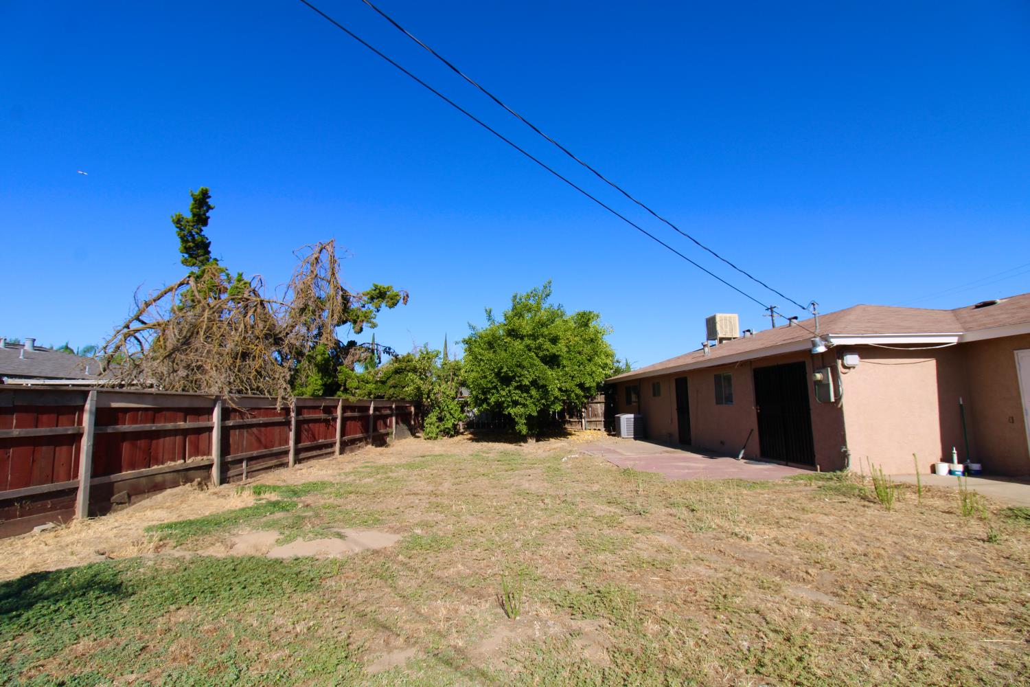 1201 Hume Dr, Sanger, CA 93657