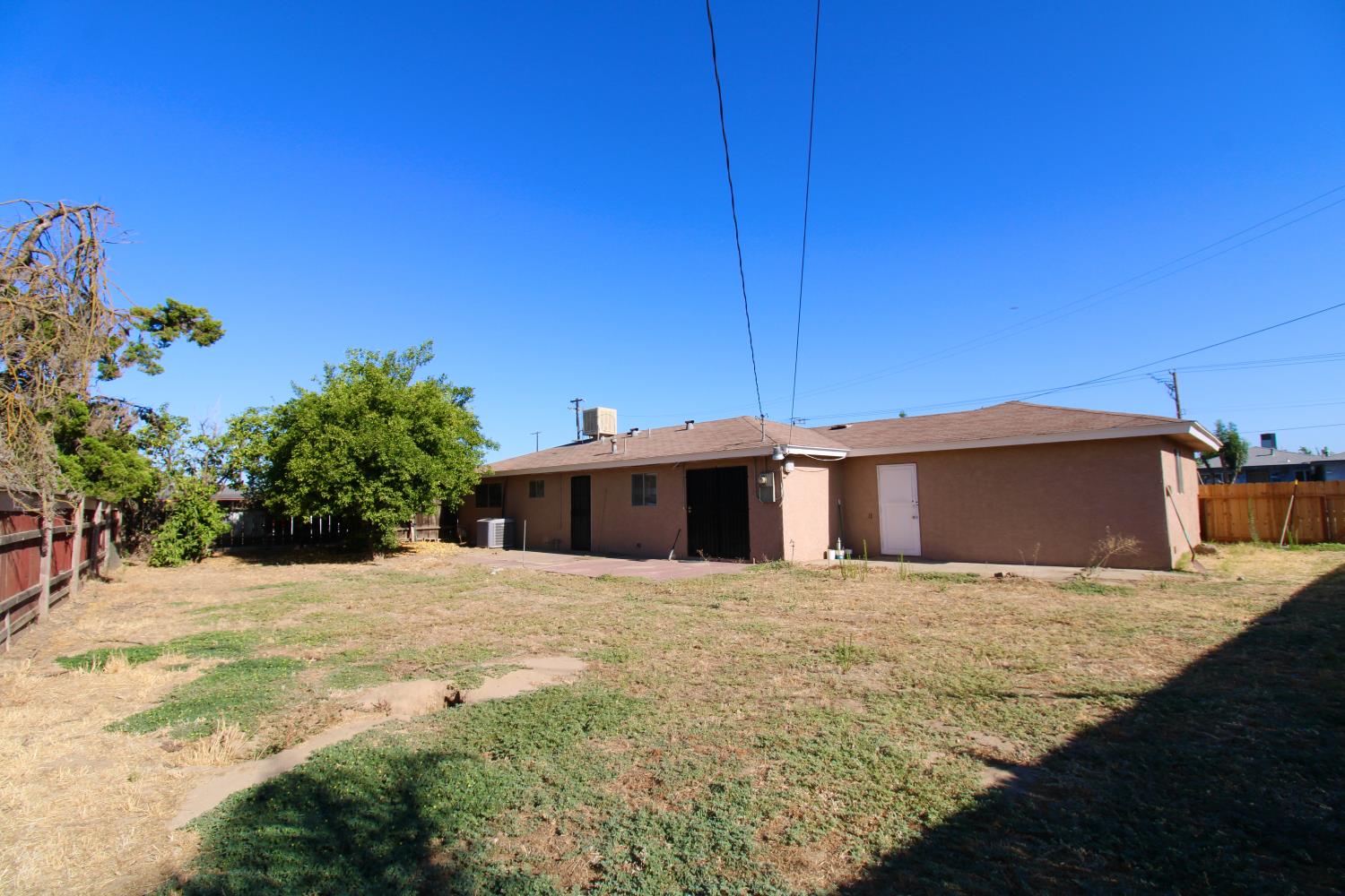 1201 Hume Dr, Sanger, CA 93657