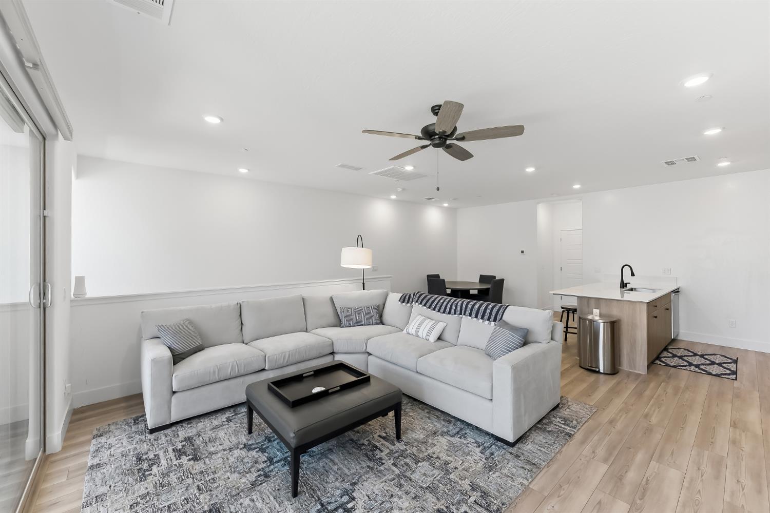 579 N Adler Ln, Clovis, CA 93611