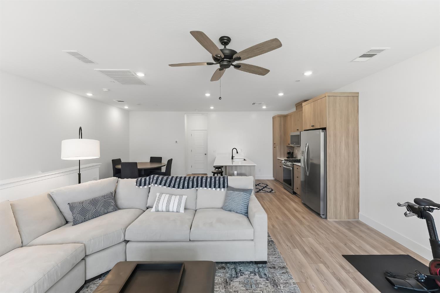 579 N Adler Ln, Clovis, CA 93611