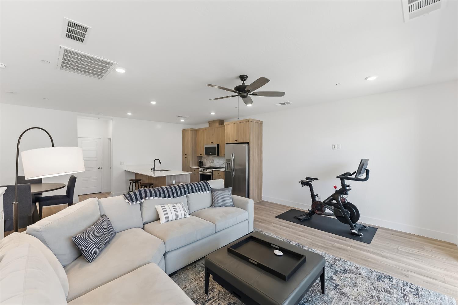 579 N Adler Ln, Clovis, CA 93611