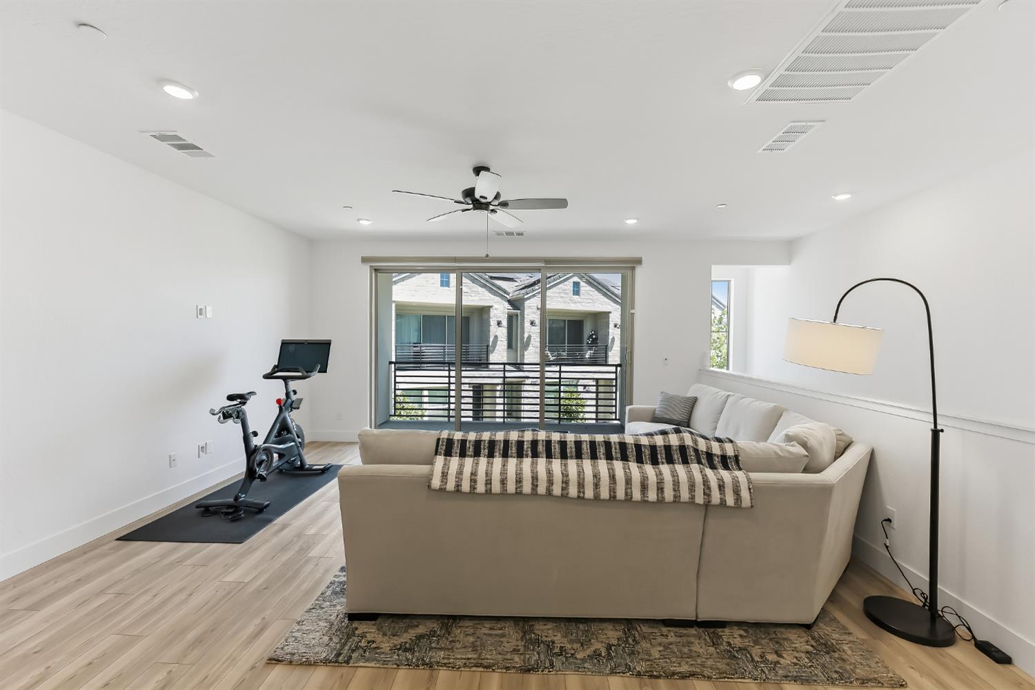 579 N Adler Ln, Clovis, CA 93611
