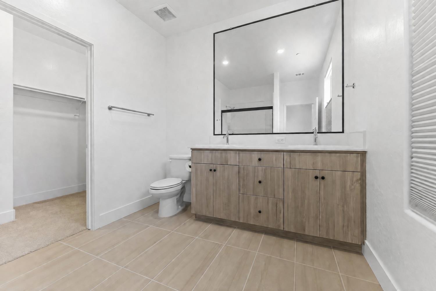 579 N Adler Ln, Clovis, CA 93611