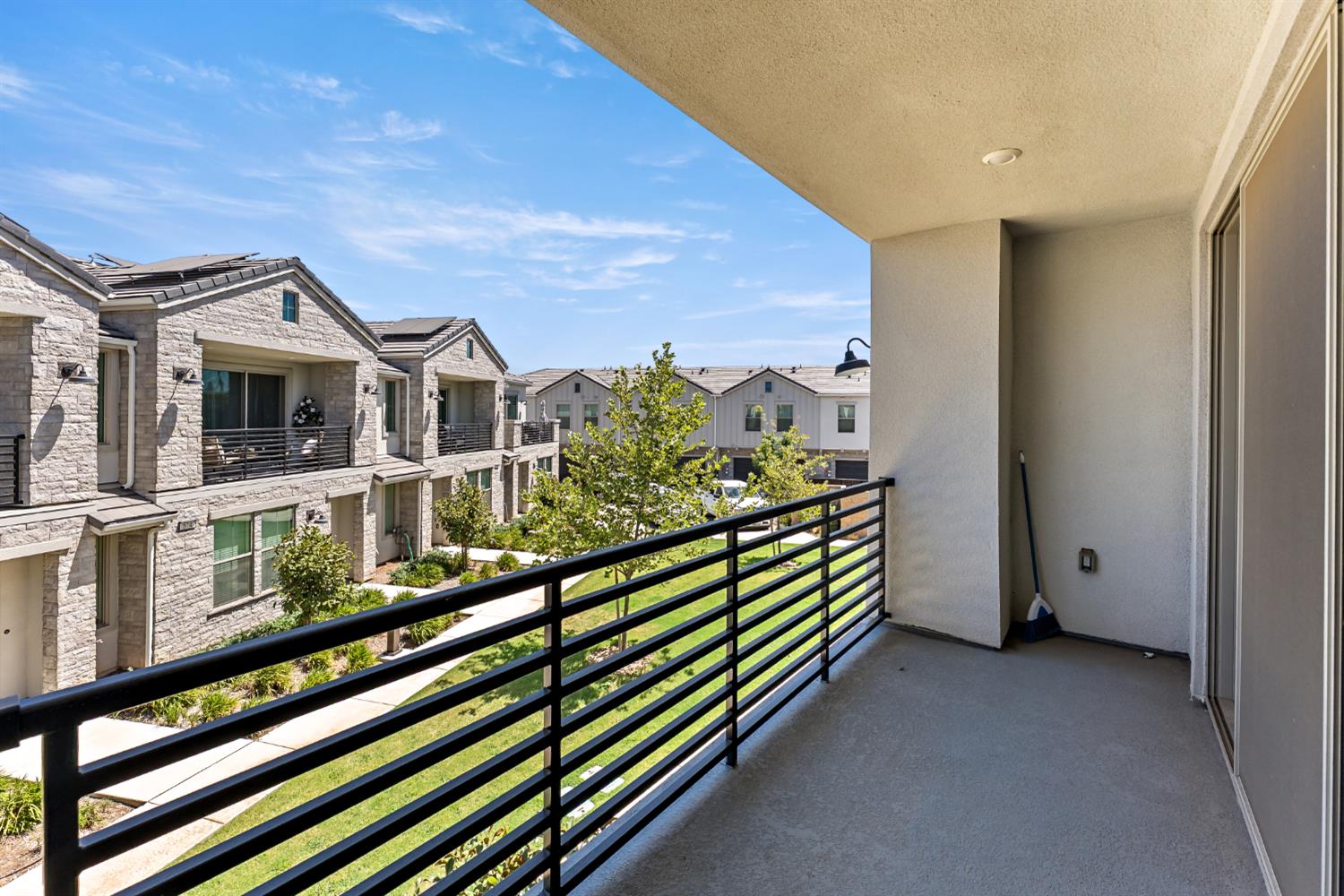 579 N Adler Ln, Clovis, CA 93611