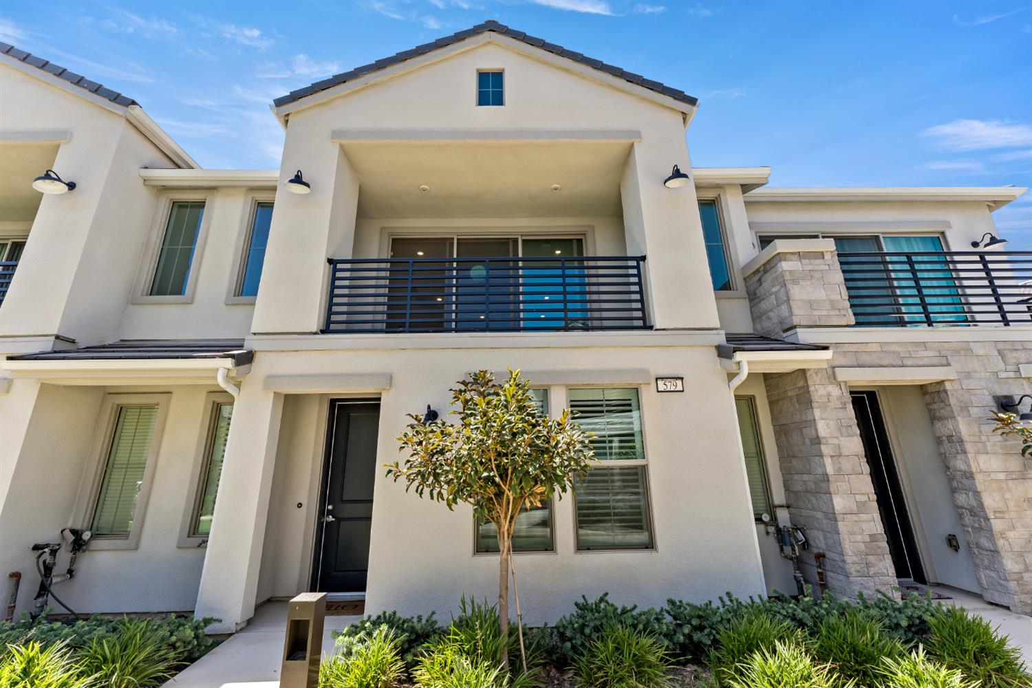 579 N Adler Ln, Clovis, CA 93611