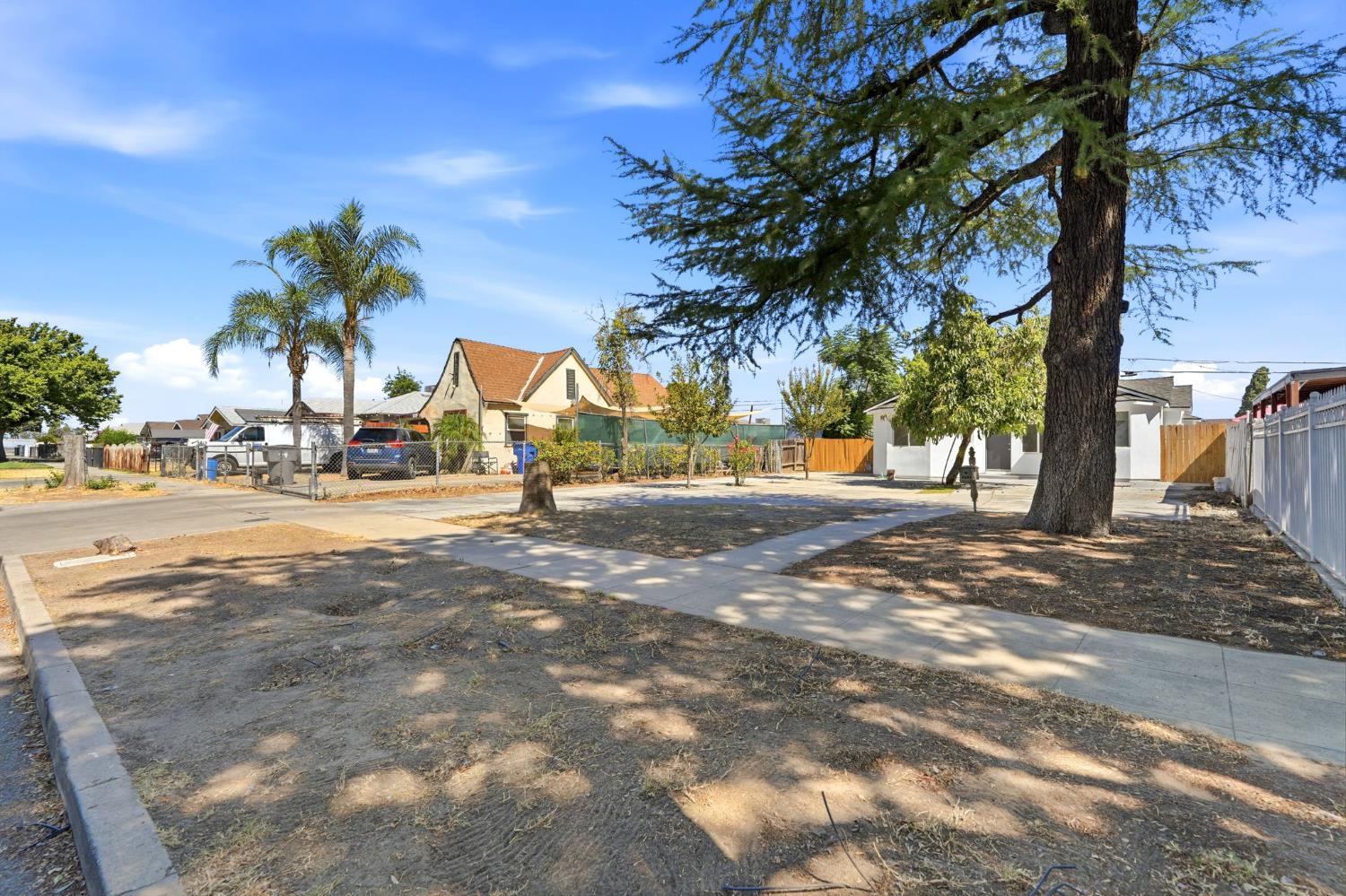 2225 E Lamona Ave, Fresno, CA 93703