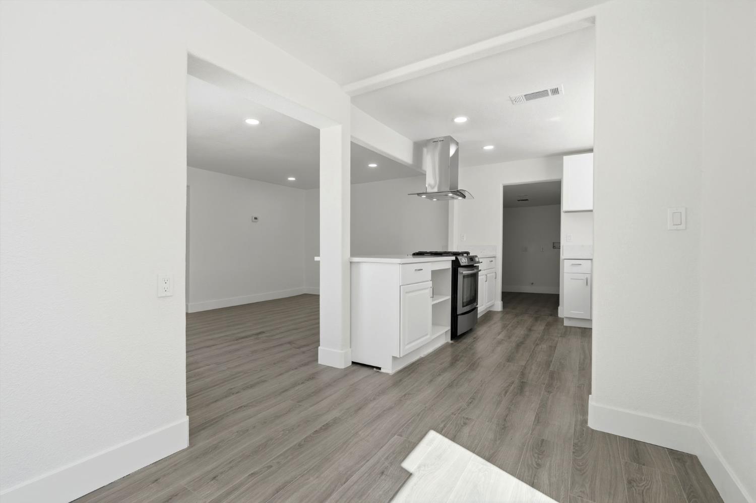 2225 E Lamona Ave, Fresno, CA 93703