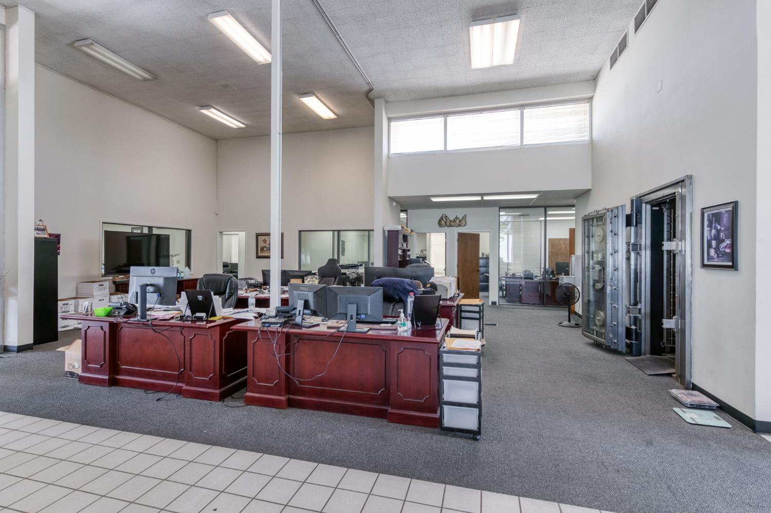 215 S Madera Ave, Kerman, CA 93630