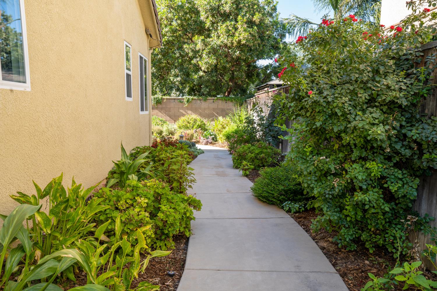 6390 W Los Altos Ave, Fresno, CA 93722