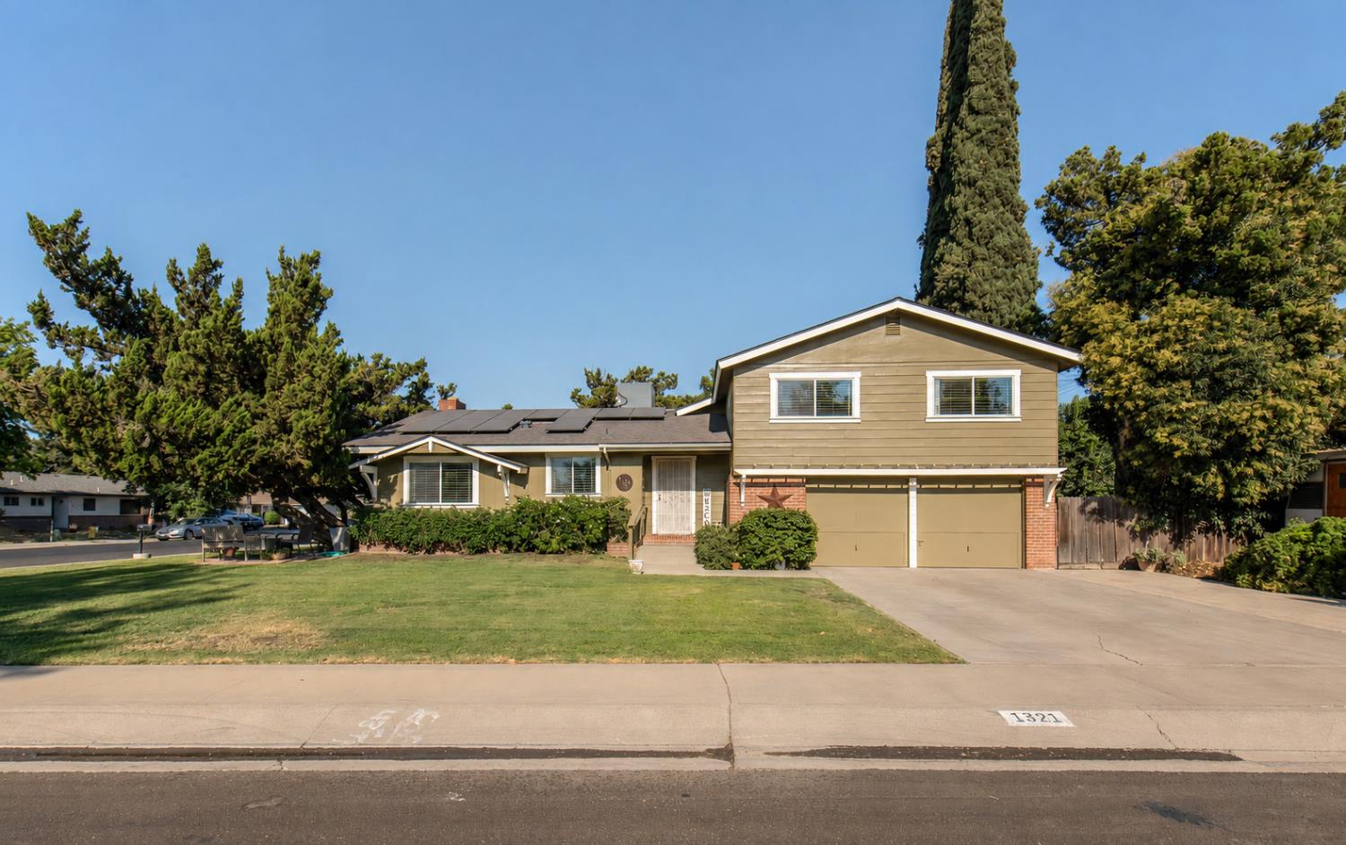 1321 S Goddard St, Visalia, CA 93292