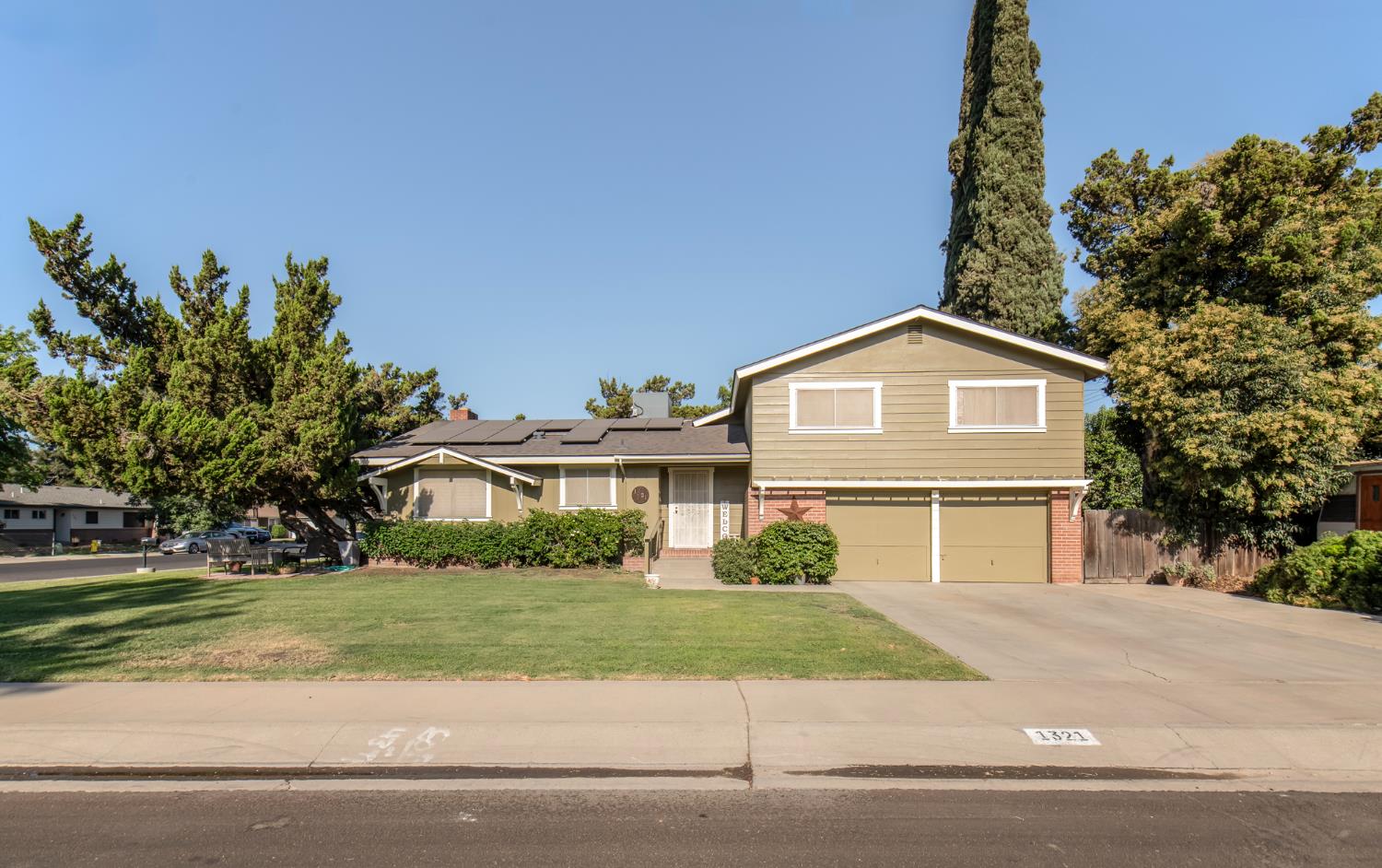 1321 S Goddard St, Visalia, CA 93292